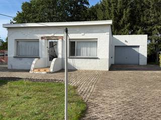 🏡 RENOVATIEPROJECT MET VEEL POTENTIEEL IN WUUSTWEZEL<br />Vraagprijs: €349.000<br />Op zoek naar een woning die u volledig naar eigen wensen kunt renoveren? Dan is dit pand in Wuustwezel zeker het bekijken waard.<br />Deze woning beschikt over maar liefst 1.200 m² grond en biedt momenteel 3 slaapkamers. De woning is volledig te renoveren, maar biedt daardoor net de mogelijkheid om er een prachtige, eigentijdse gezinswoning van te maken.<br />🌿 1.200 m² grond
🛏️ 3 slaapkamers
🛠️ Volledig te renoveren
🏡 Veel mogelijkheden voor een nieuwe indeling en moderne woning
💶 €349.000<br />⭐ Extra bijzondere mogelijkheid<br />Er is bovendien de mogelijkheid om een tweede woning aan te kopen.<br />Dit opent heel wat mogelijkheden voor bijvoorbeeld:<br />* 👨👩👧👦 co-housing met familie<br />* 🏠 samenwonen met ouders of kinderen<br />* 🤝 wonen met vrienden<br />* 🏡 een combinatie van wonen en investeren<br />Een eigendom met ruimte, mogelijkheden en toekomstperspectief, op een mooie grondoppervlakte in Wuustwezel.<br />Voor wie op zoek is naar een renovatieproject met potentieel én graag vooruit denkt, is dit een unieke kans.<br />📍 Wuustwezel
💰 €349.000
🌳 1.200 m² grond
🛏️ 3 slaapkamers<br />Interesse? Neem gerust contact op voor meer informatie of een bezoek