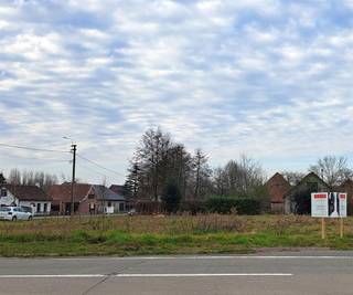 <p><span>Tussen Moerbeke en Klein Sinaai</span><span><br />Dit stukje paradijs situeert zich aan de schilderachtige Oostvaart, omgeven door weelderig groen, idyllische weilanden en een Vlaamse kasseistrook. <br />De locatie biedt niet alleen een serene rust, maar ook gemakkelijke toegang tot alle voorzieningen en uitstekende bereikbaarheid.<br /><br /></span><span>Bouwgrond van 908m² - voor open bebouwing<br /></span><span>Dit bouwlot is bestemd voor open bebouwing en is vrij van bouwverplichting. <br />Het perceel is bouwrijp en voorzien van alle nodige aansluitingen, waardoor je direct aan de slag kunt met het verwezenlijken van jouw droomhuis.<br /><br />De verkavelingsvoorwaarden laten de realisatie van een open bebouwing toe,<br />bestaande uit 2 bouwlagen,<br />met het gelijkvloers tussen 9 en 18 meter en de verdieping tussen 9 en 15 meter diep.<br /><br /><br /></span></p>