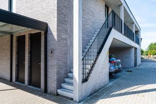 Interesse? Registreer je via volgende link: https://m3-zwijndrecht.mijnhuurprofiel.be/property/6eff6b18-ba13-407b-b3b0-6a852f15b47c. Daarna bellen we je op voor een afspraak in te plannen. Of klik op "ik stel me kandidaat" en vul al je gegevens in<br /><br />Welkom te Laarstraat 111, Zwijndrecht.<br />Hier vinden we een recent duplexappartement gelegen op de eerste verdieping. Het appartement is gelegen vlakbij invalswegen richting Antwerpen en Sint-Niklaas.<br />Met de tram geraak je in no-time in Antwerpen centrum.<br /><br />Via een een gemeenschappelijke buitentrap en -hal komen we aan de voordeur.<br />Dit appartement heeft een eigen <strong>inkomhal</strong> met<strong> apart toilet</strong>. Van hieruit hebben we toegang tot de ruime en lichtrijke <strong>woonkamer</strong>. Er is een volledig ingerichte <strong>open keuken</strong> met spoelbak, ijskast, combi-oven en vaatwasser. Aan de keuken is er ook nog een <strong>bergplaats</strong>. Zie je het zuid-gerichte<strong> terras</strong>? Hier is het heerlijk vertoeven!<br /><br />Via de trap komen we op de duplexverdieping met <strong>2 slaapkamers</strong> (ca. 9m2 en 6m2) en een moderne <strong>badkamer</strong>.<br /><br />Alle ruimtes zijn hoogwaardig afgewerkt en reeds geschilderd.<br />Bij dit appartement hoort ook een <strong>autostaanplaats</strong>.<br /><br />Dit uiterst energiezuinige appartement is beschikbaar vanaf 15/10/2026.<br />Er is een <strong>gemeenschappelijke fietsenberging</strong> aanwezig.<br /><br /><u><strong>Kosten:</strong></u>
<ul>
	<li>Gemeenschappelijke kosten: €15/maand</li>
	<li>Huurwaarborg 3 maanden.</li>
	<li>Plaatsbeschrijving: elke partij betaalt de helft</li>
	<li>Optioneel gemeubeld te huren (+€250/maand)</li>
</ul>
EPC: 78,87 kWh/m2jaar