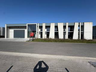 Samenvatting: * Perceel van ± 20 are * Bedrijfshal ± 700 m² met ±6 meter vrije hoogte * Atelier/opslagruimte ± 60 m² (hoogte ca. 3m10) * Uitgeruste...