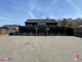 <p>Bij ImmoFusion 7/7 “open huis” : klik op onze 3D-TOUR.</p>
<p>Ervaar vastgoed alsof je er zelf doorloopt!<br /><br /></p>
<p><span>Dit uitstekend gelegen handelspand heeft een de voorzijde een grote parking = ideaal om de klant rustig voor de deur te laten parkeren!<br />Dit handelspand is vrij vanaf 1/1/2026!<br />Het erboven apart gelegen appartement is 190m² groot en heeft maar liefst 4 slaapkamers!<br /><br /></span></p>
<p><span>U bent op zoek om een eigen zaak op te starten op een topligging en er wel of niet zelf gaan wonen? Beiden kan : het appartement en de handelsruimte hebben 2 aparte huisnummers en zijn volledig van elkaar gescheiden!<br /><br /></span></p>
<p><span>Dit handelspand met zijn gunstige ligging langs een goed bereikbare baan.<br /><br /></span></p>
<p><span>We komen binnen in de ruime veranda die gekenmerkt word door een mooie natuurstenen vloer, alles is mooi op elkaar afgestemd naar materiaalkeuze. In de veranda alleen kan je al 50 zitplaatsen creëren. Er is een ruime keuken voorzien. Uiteraard kan men de handelsruimte volledig naar eigen keuze inrichten!<br /><br /></span></p>
<p><span>Het appartement heeft een aparte ingang via de achterzijde. Bewoners van het appartement en klanten van de handelszaak komen elkaar dus nooit tegen.<br /><br /></span></p>
<p><span>De eyecatcher in dit appartement is de volledig ingerichte en moderne keuken met een eiland.<br />De strakke witte keukenkasten, afgewisseld met een natuurstenen zwart tablet is volledig uitgerust met een dubbele spoelbak, een gaskookplaat met dampkap, ingebouwde oven en Amerikaanse frigo. Langs de keuken is een ruime berging.<br /><br /></span></p>
<p><span>De zeer grote living heeft grote ramen waardoor er een goede natuurlijke lichtinval is!<br /><br /></span></p>
<p><span>De nachtgang leidt naar 4 grote slaapkamers ( allen met TV-aansluiting) en de volledig ingerichte badkamer; er zijn 2 aparte toiletten.<br />Er is voor een mooie eenheid in de vloer gezorgd, door alle kamers te voorzien van steentapijt.<br /><br /></span></p>
<p><span>Een grote troef bij dit pand is, dat er ook nog een zeer grote zolderruimte aanwezig is = even groot als het huidige appartement! <br />Het voorliggend handelspand is modern ingericht en wordt momenteel als horeca zaak uitgebaat.<br /><br /></span></p>
<p><span>Door de goede ligging op de Beringersteenweg is er een vlotte bereikbaarheid naar winkels, scholen en openbaar vervoer en vooral zichtbaarheid voor elk soort type handel.<br /><br /></span></p>
<p><span>Pluspunten:</span></p>
<p><span>- Uitstekend gelegen handelszaak( 140m² - thans verhuurd) VRIJ VANAF 1/1/2026!</span></p>
<p><span>- Perfecte ligging = uitermate geschikt voor allerlei soorten handel</span></p>
<p><span>- Grote parking en goede zichtbaarheid</span></p>
<p><span>- zeer groot appartement met 4 slpks</span></p>
<p><span>- 4 slaapkamers<br /><br /></span></p>
<p><span>Voor een bezichtiging ter plaatse of meer info, bel ons op 078/78.78.70, of kom gewoon binnen op ons kantoor, steeds welkom!</span></p>