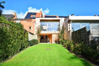 <p>Welkom in dit pareltje! Deze woning heeft een totaalrenovatie ondergaan met als resultaat een energie-neutrale woning. Indeling : inkom, technische berging met alle technieken (warmtepomp, warmtepompboiler, omvormer zonnepanelen, ventilatiesysteem D,...), toilet, eetplaats, ultra moderne keuken en living op verdiep, met een magnifiek zicht op de tuin en prachtige natuur! <br />1e verdieping : 2 ruime slaapkamers, badkamer met inloopdouche, toilet. <br />2e verdieping : nog een ruimte slaapkamer met annex badkamer met douche, lavabo en toilet. <br />Er is een droge kelder. Buiten kan men de tuin ook bereiken via het poortje aan de voorkant van de woning. Er is een grote tuinberging. <br /><br />Woning is beschikbaar vanaf 1/12/2026. EPB in aanvraag, energie-neutrale woning.<br />Voor meer info, contacteer ons via mail: is.waasmunster@skynet.be en/of tel. nr. 0495 73 34 19.</p>
<p> </p>