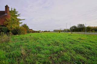 Bent u op zoek naar een ruim perceel bouwgrond grond voor uw droomwoning op te zetten omgeven door velden dan is deze grond misschien wel iets voor...