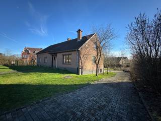 TE KOOP - Itterbeek (Sint-Anna-Pede) - Ruime villa op een terrein van 17a76ca, op wandelafstand van het Breugheliaanse kerkje van...