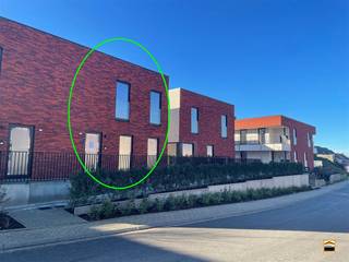 <p><span>Hoogafgewerkte woning met 3 slaapkamers en een mooie tuin van 44 m².</span></p><p><span> </span></p><p><span> </span></p><p><span>Pal in het centrum realiseert de promotor Helico nv een hoogkwalitatief woonproject. </span></p><p><span>Deze locatie werd geselecteerd gezien de centrale ligging. Al hetgeen een mens nodig </span></p><p><span>heeft doet zich op wandelafstand voor. Denken we maar aan winkels, openbaar vervoer,</span></p><p><span>restaurants, cafeetjes, recreatieve mogelijkheden, etc...</span></p><p><span>Het gebouw omvat 19 appartementen verdeeld over 3 bouwlagen op een kelderniveau.</span></p><p><span>De appartementen zijn verdeeld over meerdere gebouwen hetgeen resulteert in een aangenaam</span></p><p><span>ruimtelijk gevoel met veel lichtinval. In het kelder-niveau voorzien we ondergrondse autostaanplaatsen,</span></p><p><span>kelderbergingen, een vuilnisberging en een fietsberging. De kelderbergingen zijn ruim bemeten.</span></p><p><span>Het kelderniveau is bereikbaar via een lift.  </span></p><p><span>Er is een gemeenschappelijke fitness ruimte aanwezig.</span></p><p><span> </span></p><p><span>Deze woning beschikt over drie slaapkamers waarbij de woonvertrekken zich verspreid over 2 niveaus voordoen.</span></p><p><span> De leefruimte en keuken staan met elkaar in verbinding waarbij de keuken is uitgerust met een kookeiland. </span></p><p><span>Vanuit de leefruimte heb je rechtstreeks toegang tot het ruime terras met aansluitend het stadstuintje. </span></p><p><span>Het terras en de tuin hebben een zuidelijke oriëntatie. De leefruimte is ruim bemeten en geniet van veel lichtinval.</span></p><p><span> </span></p><p><span>Ondergrondse kelderberging en parkeerplaatsen zijn beschikbaar.</span></p><p><span> </span></p><p><span>Graag nodigen we U uit voor een bezoek ter plaatse.</span></p><p><span> </span></p>