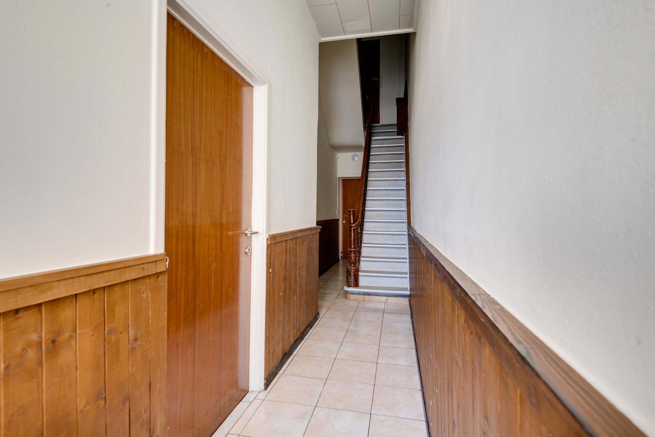 Te renoveren Woonhuis ingedeeld in 3 appartementen - foto 2