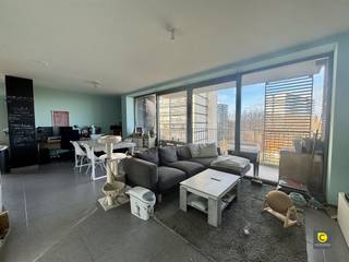 <p><span>Modern 1 slaapkamer appartement met ruim terras!</span></p><p><span>Het appartement is gelegen op de vierde verdieping. Openbaar vervoer en verschillende invalswegen in de dichte nabijheid.</span></p><p><span> </span></p><p><span>Het appartement heeft de volgende indeling:</span></p><p><span> </span></p><p><span>Leefruimte &amp; keuken:</span></p><p><span>De lichtrijke leefruimte is op een onderhoudsvriendelijke tegelvloer gezet. Dankzij de grote raampartijen geniet van veel lichtinval en een groen uitzicht!</span></p><p><span>De half open keuken is zeer praktisch ingericht en is voorzien van de nodige toestellen zoals een afwasmachine, kookplaat en een combi-oven.</span></p><p><span> </span></p><p><span>Slaapkamer en badkamer:</span></p><p><span>De badkamer uitgerust met een dubbele lavabo, een ruim ligbad met geïntegreerde douche en douchewand. De aansluiting voor een wasmachine is hier aanwezig.</span></p><p><span>De slaapkamer is rustig gelegen.</span></p><p><span> </span></p><p><span>Bergruimte en terras:</span></p><p><span>Er is een ruim terras aanwezig met een oppervlakte van 13,5m² dat NW geörienteerd is.</span></p><p><span>Een aparte bergruimte is aanwezig in het appartement.</span></p><p><span> </span></p><p><span>Een eigen fietsenstalling is aanwezig</span></p><p><span> </span></p><p><span>Huurprijs en beschikbaarheid:</span></p><p><span>Huurprijs:</span><span> €895,00 / maand</span></p><p><span>Maandelijkse lasten</span><span>: €110,00 / maand</span></p><p><span>Beschikbaar:</span><span> 01/03/2026</span></p><p><span> </span></p><p><span> </span></p>