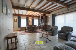 <span><strong>WONING MET HANDELSRUIMTE MET 5 SLAAPKAMERS OP EEN PERCEEL VAN 9A95CA TE LEUT. <br /><br />TROEVEN<br /></strong>- Ligging: goede bereikbaarheid.<br />- Vele mogelijkheden: co-housing, kangaroewoning, vakantiewoning,...<br />- Combinatie wonen en werken; uitoefenen vrij beroep mogelijk.<br />- Bewoonbare oppervlakte van maar liefst 285m².<br />- Momenteel ingericht met 55m² handelsruimte.<br />- Praktische indeling.<br />- 5 Slaapkamers.<strong><br /></strong>- EPC label D<strong><br /><br />KELDERVERDIEPING (ca. 80m²)<br /></strong>Volledig onderkelderd waarvan gedeelte kruipkelder.<strong><br /><br />GELIJKVLOERS (154,15m²)<br /></strong>- Inkomhal (5,80m x 3,15m = 18,27m²): tegelvloer.<br />- Woonkamer ((4,75m x 8,00m) + (1,25m x 3,15m) = 41,94m²): tegelvloer.</span><br /><span>- Keuken (5,80m x 3,60m = 20,88m²): geïnstalleerd met onder- en bovenkasten, lades, elektrische kookplaat, dampkap, oven, microgolfoven en koelkast, tegelvloer.</span><br /><span>- Toilet (1,20m x 0,90m = 1,08m²): zittoilet, lavabo, tegelvloer.</span><br /><span>- Berging (3,25m x 2,25m = 7,31m²): lavabo, tegelvloer.</span><br /><span>- Inpandige garage (5,00m x 6,05m = 30,25m²): dubbele garage, doorgang naar kelder, tegelvloer.</span><br /><span>- Sas (1,10m x 4,70m = 5,17m²): tegelvloer.<br />- Handelsruimte (5,80m x 6,50m = 37,70m²): voorheen apotheek, ingericht met inbouwkasten, lavabo, tegelvloer.<br />- Bureau (4,70m x 3,75m = 17,63m²): momenteel onderdeel van de apotheek, tegelvloer.</span><br /><br /><span><strong>VERDIEPING</strong> <strong>+01 (158,31m²)</strong></span><br /><span>- Overloop (7,30m x 3,15m = 22,99m²): laminaatvloer.<br />- Badkamer (3,05m x 4,65m = 14,18m²): ingericht met badkamermeubel (enkele lavabo, onderkast, lades en kolomkast), ligbad, aparte douche en toilet, laminaatvloer.<br />- Slaapkamer 1 (8,00m x 4,75m = 38,00m²): linoleumvloer.<br />- Slaapkamer 2 (3,75m x 4,65m = 17,44m²): linoleumvloer.<br />- Slaapkamer 3 (6,00m x 3,75m = 22,50m²): linoleumvloer.<br />- Slaapkamer 4 (6,50m x 4,50m = 29,25m²): laminaatvloer.<br />- Slaapkamer 5 (3,00m x 4,65m = 13,95m²): momenteel zolderruimte, linoleumvloer.<br /><br /><strong>EXTERIEUR</strong></span><br /><span>- Parkeermogelijkheid voor het pand. <br />- Omheinde tuin. <br /><br />Bekijkt u deze advertentie via een aanverwante vastgoedsite, surf dan zeker naar onze website <strong>www.N78vastgoed.be</strong> voor een uitgebreide beschrijving en foto's. <strong>Meer info: +32 (0)89 86 18 88 of info@N78vastgoed.be.</strong></span>