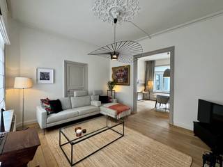 Deze STATIGE &amp; KLASSEVOLLE BURGERWONING met 4 slaapkamers, 2 badkamers &amp; gezellige STADSKOER, gelegen in het gegeerde Sint-Annakwartier, combineert CHARME, RUIMTE &amp; MODERN COMFORT. Door de gunstige ligging vlakbij winkels, scholen  &amp; op wandelafstand van de Markt, Jan van Eyckplein en de Brugse Vesten  geniet, u hier van een uiterst aangename woonomgeving. Indeling glvl.: inkomhal met toegang tot de kelder. De lichtrijke leefruimte in parketvloer straalt warmte en elegantie uit en is opgedeeld in een sfeervolle eetplaats met sierschouw en ingebouwde vitrinekast en een gezellige zithoek met ingebouwde gashaard. Prachtige, volledig ingerichte leefkeuken met zicht op de stadskoer. Op het gelijkvloers vindt u tevens een mooie badkamer, uitgerust met ligbad, lavabo en toilet, evenals een ruime berging/wasplaats.
De 1°V omvat twee ruime slaapkamers en een apart toilet met lavabomeubel. Op de 2°V bevinden zich nog twee volwaardige slaapkamers en een volledig nieuwe badkamer met ligbad, inloopdouche, dubbel lavabomeubel en wc. Ruime, geïsoleerde zolder met vaste trap, die tal van mogelijkheden biedt (extra kamers, bureau, hobbyruimte…).
Verder beschikt de woning over CV op aardgas en een conforme elektrische installatie. Nieuw schrijnwerk met dubbele beglazing wordt nog geplaatst alsook bepaalde schilderwerken worden nog uitgevoerd. Meer info daarover bij een bezoek ter plaatste. Kortom, een instapklare topper met karakter en ruimte op een uitstekende locatie!
