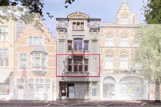 Charmant appartement d'une chambre avec terrasse. Cet appartement parfaitement entretenu a fait l'objet d'une rénovation totale en 2019. Situé derrière une magnifique façade authentique de l'entre-deux-guerres, cet appartement constitue un point de départ unique avec le marché d'Ypres comme jardin à l'avant. <br /><br />L'appartement se compose de : <br />Étage +1 : Salon avec cuisine ouverte et beaucoup de lumière naturelle - Salle de bain avec lavabo, douche à l'italienne et toilettes - Chambre spacieuse avec accès à la terrasse - Buanderie/rangement supplémentaire. <br /><br />Étage -1 : Sous-sol privé. <br /><br />GÉNÉRAL :<br />- Emplacement unique dans le centre d'Ypres <br />- Appartement derrière une façade authentique de l'entre-deux-guerres<br />- Label A EPC <br />- Rénovation totale en 2019 ! <br />- Chauffage central au gaz naturel <br />- Espace extérieur de qualité <br />- Rangement disponible au sous-sol ! <br /><br />Registre des mesures: en cours de demande