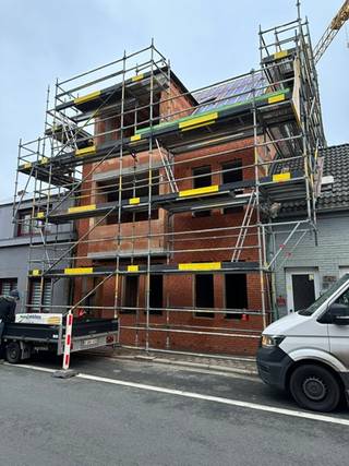 Dit nieuwbouwproject is gelegen in het centrum van Stabroek en voorziet 3 appartementen, 3 garageboxen en gem. afvalberging en fietsberging.<br /><br />De appartementen omvatten 1 of 2 slaapkamers en zijn bereikbaar via een gemeenschappelijke traphal zonder lift.<br /><br />Alle appartementen worden volledig afgewerkt met hoogwaardige materialen volgens het bijgevoegd lastenboek. De koper beschikt over ruime budgetten om het appartement naar eigen wens af te werken.<br /><br />Het gelijkvloers appartementen is voorzien van een zonnige tuin. De andere appartementen beschikken over een terras.<br /><br />Achteraan zijn er 3 garageboxen aanwezig met toegang langs de Smoutakker en te voet ook langs de Kleine Molenweg.<br /><br />Er werd gestreefd naar een stijlvolle en moderne vormgeving, die focust op kwaliteitsvol wonen met aandacht voor licht en lucht.<br /><br />De garageboxen zijn verplicht mee aan te kopen. De prijs bedraagt 24.500,00 EUR excl. btw en registratierechten.<br /><br />De werken zullen starten vanaf 01/08/2025.<br /><br />Voor meer informatie, contacteer Lauren van der Poel via 03 568 03 03 of lauren@vastgoed03.be<br /><br />Plannen en lastenboek kan u op onze website downloaden.