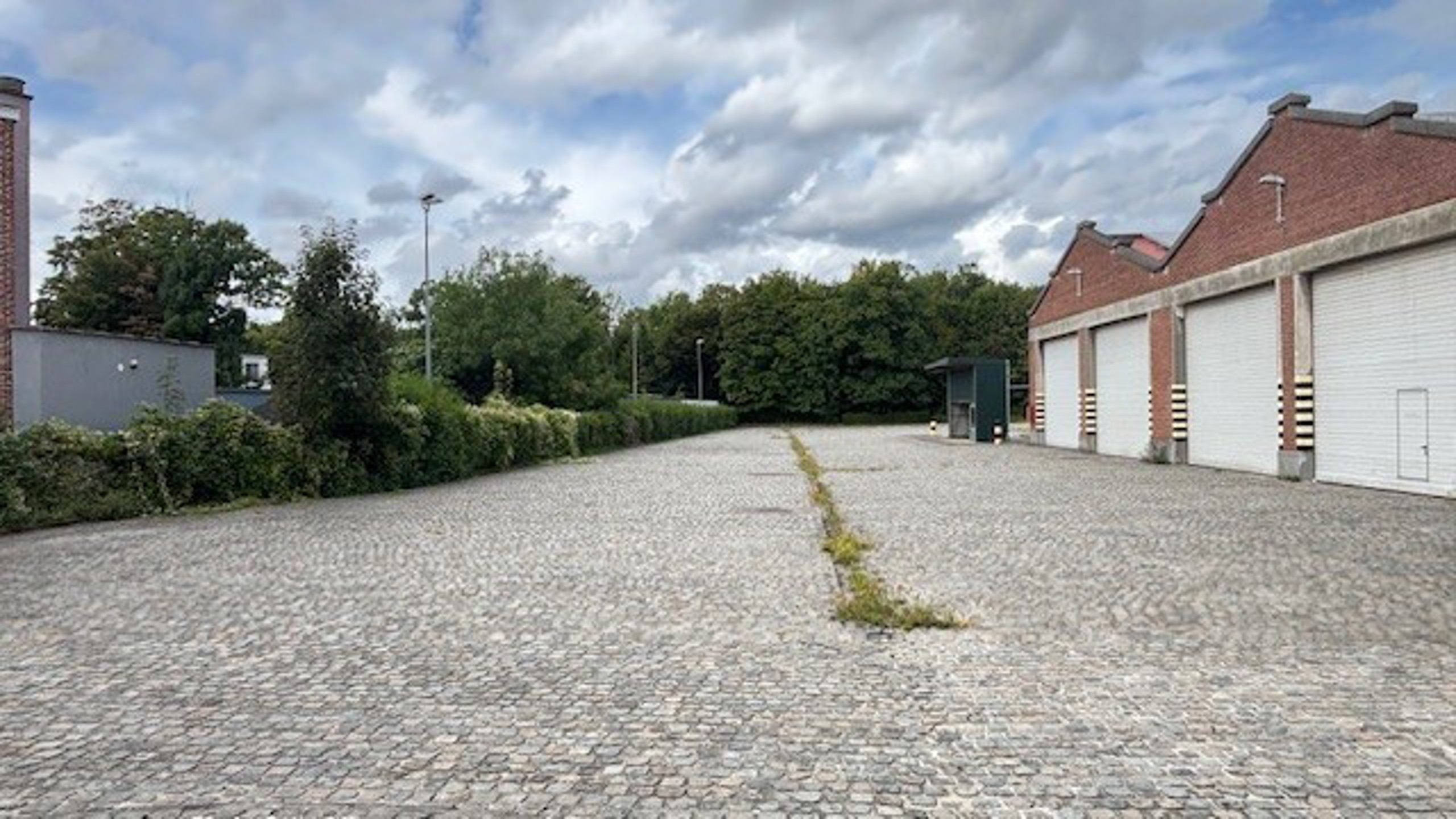 TE HUUR : Terrein 3.722m² met magazijn 1.490m² en kantoor 250m² - foto 5