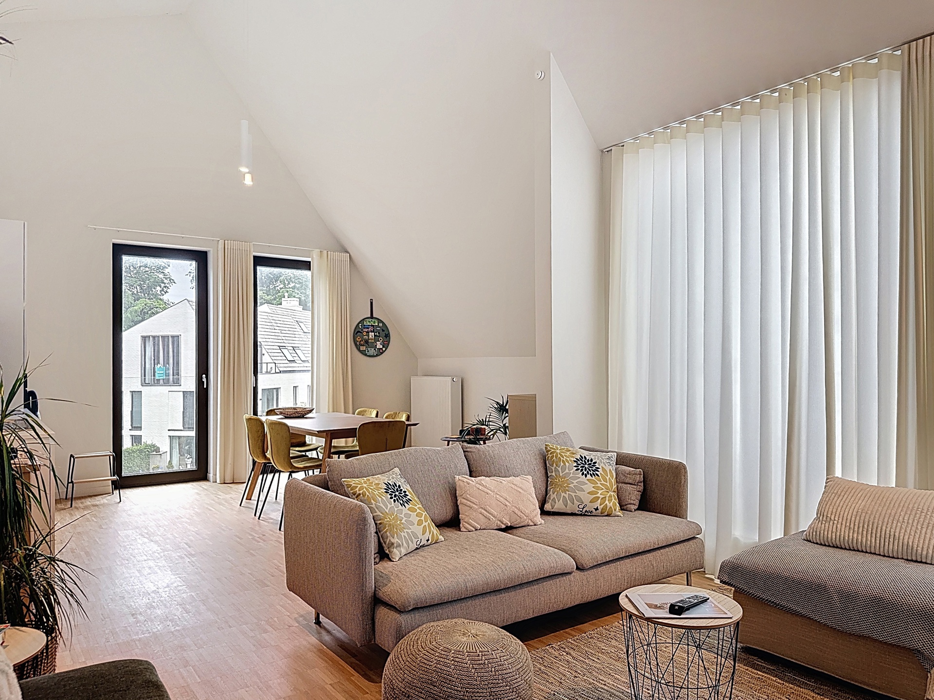 Recent appartement met 2 slaapkamers, terras + staanplaats - foto 1