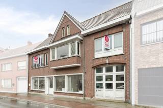De gelijkvloerse verdieping beschikt over een handelsruimte van 74 m². Dankzij de centrale ligging en de brede gevel is dit de ideale locatie...