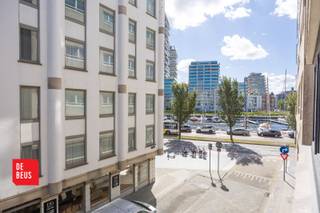 - Gemeubeld<br />- Zéér verzorgd &amp; instapklaar<br />- Topligging, pal aan Jachthaven <br /><br />Op zoek naar een instapklare studio op toplocatie?<br />Deze gemeubelde studio op de 2de verdieping in residentie 't Kraainest ligt in het centrum van Oostende, vlakbij de jachthaven en op wandelstanden van het openbaar vervoer, de zee en het strand, talrijke boetieks, supermarkten en restaurants, ...<br /><br /><strong>Indeling</strong>: inkom, gezellige woonkamer die geniet van lateraal zicht naar de Jachthaven, eetplaats, ingerichte keuken, badkamer met ligbad, wastafel en toilet.<br />Deze studio wordt gemeubeld aangeboden. <br /><br />Of je nu op zoek bent naar een eigen stek aan zee of een slimme investering, deze studio biedt het allebei.<br />Deze studio combineert de charme van wonen aan zee met alle comfort van een stadse ligging.<br /><br />EPC 142/kWh - elektriciteit conform gekeurd <br /><br />Alle info en bezoeken via Immo De Beus 059 510 300