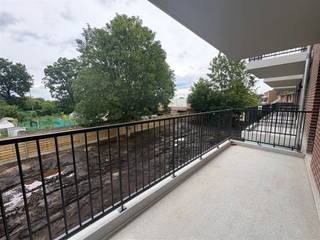 <p>Modern appartement met twee slaapkamers in een nieuwbouwproject dat eind juni wordt opgeleverd. De huur kan starten vanaf 1 juli 2026. Dit ruime en energiezuinige appartement biedt een aangename leefruimte met grote raampartijen en toegang tot een terras van 10 m². De open keuken is volledig ingericht en beschikt over een kookeiland, elektrisch kookvuur, combi-oven, ingebouwde koelkast en vaatwasmachine. Aansluitend bevindt zich een praktische berging met plaats voor wasmachine en droogkast. De badkamer is uitgerust met een dubbele lavabo en een comfortabele inloopdouche. Daarnaast is er een apart gastentoilet aanwezig. Het appartement heeft een onderhoudsvriendelijke keramische grijze tegelvloer, warmtepompverwarming en vloerverwarming voor een gelijkmatig en efficiënt warmtecomfort in alle ruimtes. Het gebouw is voorzien van een lift en biedt een ruime fietsenberging op het gelijkvloers. Een ondergrondse autostaanplaats kan worden bijgehuurd voor 85 euro per maand en is bereikbaar via een autolift. Dit kwalitatieve appartement combineert hedendaags wooncomfort met moderne voorzieningen en is ideaal voor wie op zoek is naar duurzaam en stijlvol wonen in een recent nieuwbouwproject.</p>