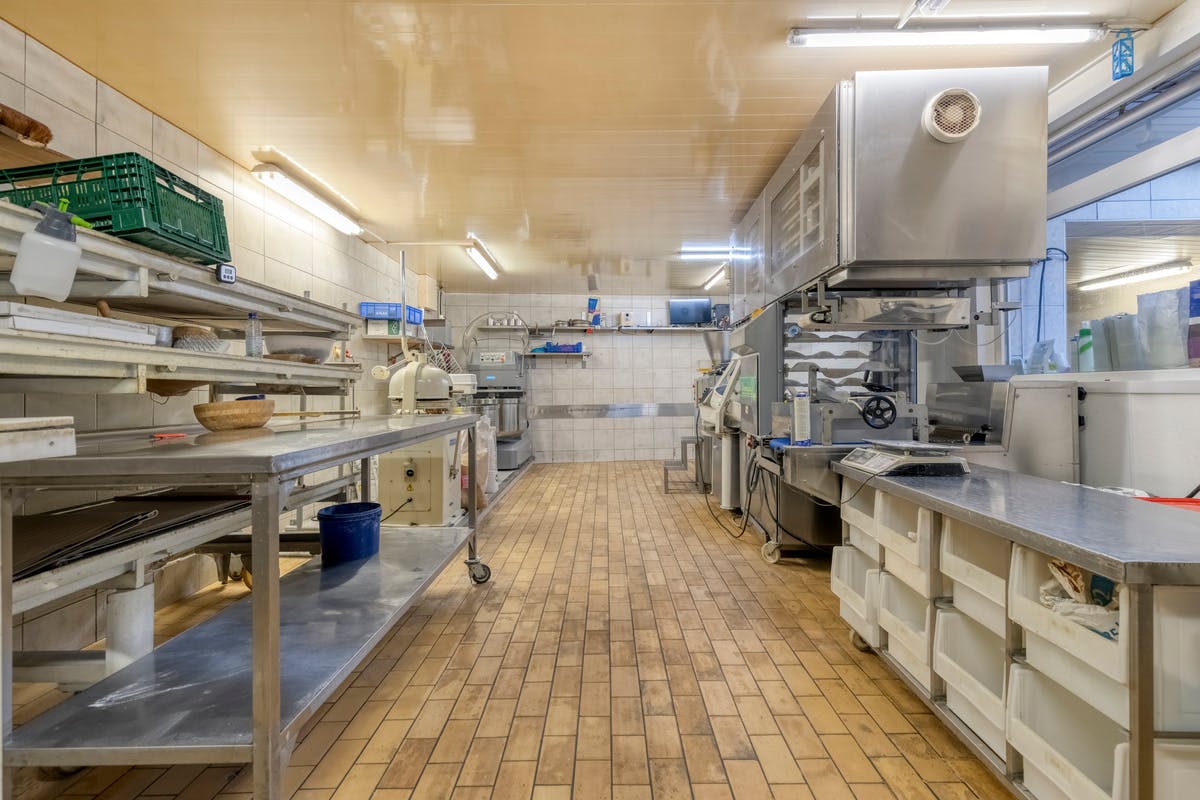 Handelspand met enorm potentieel &amp; ruime woonst te koop! - foto 5