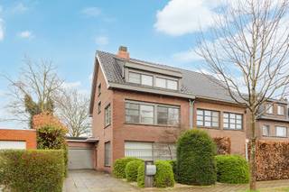 In een doodlopende straat in de gegeerde college-wijk in Edegem vinden we deze instapklare halfopen bebouwing terug. Op wandelafstand van Fort...