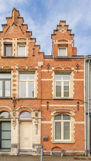 Instapklaar herenhuis met 4 slaapkamers in het centrum van Hamme – 12 zonnepanelen – EPC B Welkom in de charmante Kapellestraat, in het hart van...