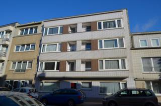 Goed gelegen dak appartement (4de verdieping) met twee mooie grote zonneterrassen in een rustige buurt. <br /><br />Indeling:<br /><br />Woonkamer, ingerichte keuken, 2 ruime slaapkamers, badkamer met toilet, bergkast, 2 grote zonneterrassen (65m²), privatieve berging op gelijkvloers. <br /><br />- Dubbele beglazing PVC<br />- Gemeenschappelijke fietsenberging<br />- Kleine residentie.
