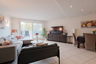 TE KOOP – Duplex appartement in hartje Sterrebeek 🏡✨
Zeer gunstig en centraal gelegen duplex appartement in het centrum van Sterrebeek, op wandelafstand van winkels, scholen en openbaar vervoer, met een vlotte verbinding naar belangrijke invalswegen richting Brussel, Leuven en de Ring.
De lichtrijke woning omvat:
Inkomhal
Ruime woonkamer met aangenaam leefcomfort
Volledig ingerichte keuken met ontbijthoek
3 slaapkamers, waarvan één met ingebouwde kasten
Bureau of polyvalente ruimte
Leuk zuidoost-georiënteerd terras
EPC 20240323-0003112568-RES-1 : label B
💰 Prijs: €424.000
Verplichte aankoop kelder en garage: €25.000
📞 Info en bezoeken: 02/731.07.07
📩 immo@home-consult.be