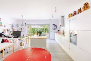 <p><span>In a quiet location near the City Park and within walking distance of the center of Sint-Niklaas, this well-kept rooftop apartment with two sunny terraces and a pleasant open view is located. Thanks to the combination of tranquility, light and central accessibility, this is an ideal place to live for those who want comfortable and carefree living. </span></p><p><span> </span></p><p><span>The main assets of the apartment are: </span></p><p><span>- Located in a completely renovated building (2012)</span></p><p><span>- Located on the third and highest floor (with elevator)</span></p><p><span>- 2 terraces with an open and green view </span></p><p><span>- Logical layout</span></p><p><span>The layout of the apartment is as follows:</span></p><p><span>Entrance hall with guest toilet, practical storage room and a bright living space with open kitchen opening onto the terraces (12 m²). Furthermore, the apartment has a bedroom with adjacent bathroom with sink and shower, as well as an extra office or guest room. On the outside terrace there is also a large additional storage room.</span></p><p><span>The building has a communal bike shed, garbage storage and parking, which further enhances daily comfort.</span></p><p><span>Interested in this bright rooftop apartment in a prime location in Sint-Niklaas? Contact Axel Lenaerts estate agents for more information or a site visit.</span></p>