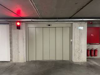 Deze ruime garagebox is zeer centraal gelegen in het centrum van Knokke-Heist. De garagebox ligt op verdieping -2 en is te bereiken via een autolift.<br />Er is een automatische poort en er is elektriciteit voorzien.<br />De garagebox is onmiddellijk beschikbaar.<br /><br />Afmetingen: diepte: 6m45, breedte: 2m83, hoogte lift: 2m.