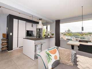 GANSHOREN, near Rivieren Castle, on the 8th floor of a well-maintained building dating from the 1960s, discover this magnificent ± 75m² flat, completely renovated in 2020, combining modern comfort and exceptional brightness. It is composed as follows: large bright living room of ± 36m² with direct access to a pleasant south-facing terrace, fully equipped open-plan kitchen, hallway with separate WC, 2 bedrooms (± 13m² and ± 11.5m²), contemporary shower room and cellar. All surface areas are given as an indication. PEB: D+, 14kg/ (m²/year). Electricity CONFORM. Optional garage box: €25,000. Available immediately. Don't miss out! INFORMATION TREVI NORD: 02.410.10.30.
Visit our Facebook page Trevi Nord