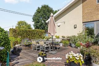Bent u op zoek naar een ruime vrijstaande woning met uitzonderlijk veel mogelijkheden? Dan verdient deze woning aan de Oude-Veldstraat 251 te Zaffelare-Lochristi absoluut uw aandacht. Met een bewoonbare oppervlakte van maar liefst 216 m², 4 slaapkamers en een aantrekkelijk perceel van 1.048 m² biedt deze eigendom een bijzondere combinatie van wooncomfort, ruimte en functionaliteit.<br /><br />Via de inkomhal komt u in de ruime leef- en eetkamer met open haard. Aansluitend bevindt zich de zonnige veranda met volledige zonwering, een heerlijke plek om het hele jaar door van het zicht op de tuin te genieten. De zeer ruime, kwalitatieve keuken beschikt over een gezellige eethoek en biedt bovendien toegang tot een praktische kelder/bergplaats.<br /><br />Op het gelijkvloers vinden we verder een tussenhal met inbouwkasten, een ruim thuisbureel, wasplaats, technische berging met douchecel, de masterbedroom met badkamer en nog een extra bureau-/opslagkamer. Hierdoor is gelijkvloers wonen perfect mogelijk.<br /><br />De eerste verdieping telt nog 3 slaapkamers, waarvan twee ruime kamers en een kinderkamer, aangevuld met een praktische opbergzolder.<br /><br />Ook buiten heeft deze eigendom bijzonder veel te bieden. De prachtige groene tuin is zuidwest georiënteerd en vormt een heerlijke plek voor wie houdt van rust, zon en buitenleven.<br /><br />Een uitzonderlijke extra troef is het afzonderlijke garagegebouw met twee garagepoorten, aangevuld met een winkel-/multifunctionele ruimte en drie privatieve parkeerplaatsen. Ideaal voor wie nood heeft aan veel garage-, werk-, hobby- of opslagruimte.<br /><br />Met een EPC-label D geldt bovendien geen renovatieverplichting.<br /><br />Een veelzijdige eigendom met verrassend veel ruimte, zowel binnen als buiten, die u absoluut ter plaatse moet ontdekken!<br /><br />Voor meer informatie of een bezoek ter plaatse neemt u best contact op met onze dossierverantwoordelijke Lansan via lansan@immomamo.be. Bezoekdag: 21/09 - enkel op afspraak.