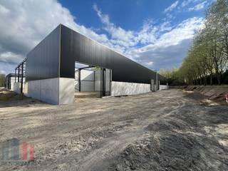 Uitstekend gelegen nieuwbouw KMO-unit van 150 m² te koop in Sint-Lievens-Houtem (Bavegem). De casco KMO-unit is opgebouwd uit een staalconstructie...