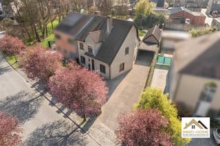 Deze ruime halfopen bebouwing ontvangt je in een grote inkomhal met gastentoilet en vestiaire. Zo treedt je binnen in een riante L-vormige leefruimte, bestaande uit een gezellige zithoek met haard en een grote eethoek. Aanpalend vinden we een heel ruime leefkeuken, waar er naast veel werk- en opbergruimte ook voorzien is een leuk eiland en een klassevol kookvuur. Het uitzicht naar de buitenzone vormt hier nog een bonus : een grote afsluitbare lounge loopt naadloos over in een heel leuke tuin, zodat je het jaar rond van het buitenleven kan genieten. Vooraan de woning vinden we ook een eerste slaapkamer terug, met aanpalend de badkamer met ligbad en douche. Rond de overloop op de eerste verdieping vinden we drie grote slaapkamers en een apart toilet. Opbergruimte is er in overvloed in een aantal aparte ruimtes, en uiteraard biedt de grote garage naast plaats voor een wagen nog extra ruimte. De laatste troef van deze woning vinden we terug in de tuin : een stijlvol ingewerkt zwembad zorgt ervoor dat zelfs de warmste dagen van het jaar aangenaam verlopen. Bezoekdag: 11/04. Inschrijven via mail naar stefan@immo-home.be, geen telefonische inschrijvingen! Volg ons op Fb en Insta. Voor meer info: www.immo-home.be. GRATIS SCHATTING &amp; GRATIS FINANCIEEL ADVIES