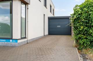 <p>TE KOOP: Ruime halfopen woning met 5 slaapkamers op centrale ligging in Waregem!</p><p>Vanafprijs, doe gerust een hoger bod!</p><p>Ontdek deze ruime halfopen woning in de Vredestraat, centraal gelegen in Waregem, op korte afstand van het administratief centrum en met een vlotte verbinding naar de belangrijkste invalswegen.<br />Ideale opportuniteit voor wie op zoek is naar veel woonruimte, een praktische indeling en tal van mogelijkheden.</p><p>INDELING: inkomhal, lichtrijke leefruimte, functionele keuken, 5 volwaardige slaapkamers, 2 badkamers, wasplaats, atelier en een polyvalente ruimte die perfect kan dienen als handelsruimte, bureau of hobbyruimte. Verder beschikt de woning over een praktische kelder, een garage, een carport en een gezellig terras.</p><p>TROEVEN:<br />- centrale ligging nabij het centrum van Waregem<br />- 5 slaapkamers en 2 badkamers<br />- garage én carport<br />- atelier en polyvalente ruimte met tal van mogelijkheden<br />- veel bergruimte dankzij kelder en wasplaats</p><p>Meer informatie of een bezoek: charlotte@immobeguin.be</p>