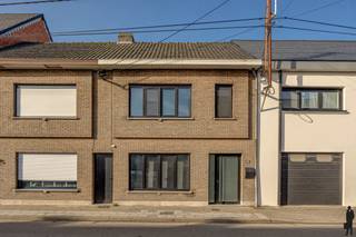 Volledig gerenoveerde gezinswoning met 3 slaapkamers en tuin in Evangeliestraat te HammeDeze volledig gerenoveerde woning is gelegen in de...