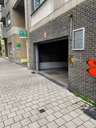 Interessant investeringsproject bestaande uit 8 staanplaatsen voor personenwagens.<br />Deze staanplaatsen zijn ondergronds gelegen in de Residentie Helena, in de Helenalei/Boomgaardstraat nabij 't Groen Kwartier.<br /><br />Op heden zijn vijf van de acht staanplaatsen verhuurd.<br />De markthuurprijs ligt +/- €75 à €80/maand. <br /><br />Pluspunt:<br />- Gunstige ligging<br />- Automatische Sectionale poort<br />- Gemakkelijke inkom<br />- Camera's aanwezig bij de ingang<br /><br />Interesse in dit investeringsproject? Contacteer ons via 03 337 50 70 of info@vbvastgoed.be voor meer info of een afspraak ter plaatse.