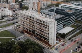 <p>Located in the iconic FRAME building, at the heart of the Mediapark district in Schaerbeek, several flexible office spaces are available for rent:</p>
<ul>
<li>
<p>Level +5: 404 m²</p>
</li>
<li>
<p>Level +3: 1,012 m²</p>
</li>
<li>
<p>Level +2: 1,012 m²</p>
</li>
</ul>
<p>Key features:</p>
<ul>
<li>
<p>Strategic location: Boulevard Reyers, with easy access by metro, tram, bus, and major roads</p>
</li>
<li>
<p>Contemporary architecture: high visibility and refined design</p>
</li>
<li>
<p>Bright workspaces: large windows for a healthy working environment</p>
</li>
<li>
<p>Sustainability: EPB B+ certification, rainwater harvesting, energy-efficient systems</p>
</li>
<li>
<p>On-site amenities: food services, coworking areas, shared meeting rooms</p>
</li>
</ul>
<p>A prime location for innovative companies looking to establish themselves in a rapidly evolving district.</p>