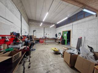 Ideaal gelegen in de onmiddellijke nabijheid van de autosnelwegen, biedt dit pand een uitstekende bereikbaarheid voor uw professionele...