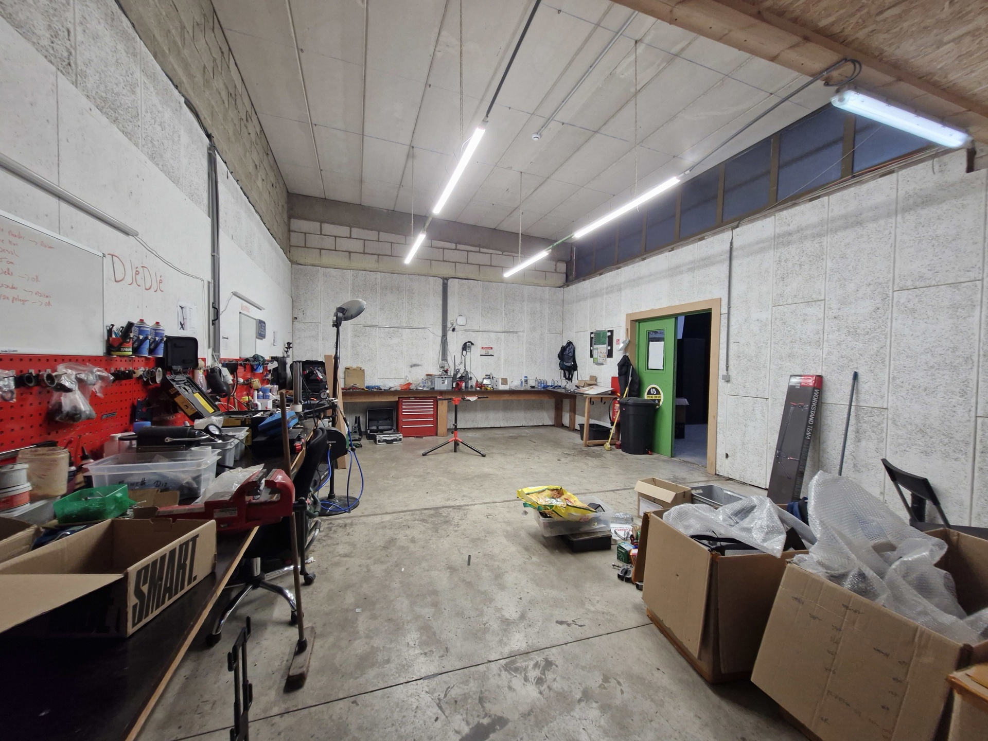 Te huur – Magazijn met kantoren in Manage - foto 1