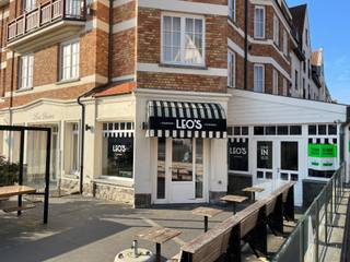 Op een levendige locatie op het Leopoldplein, op wandelafstand van de charmante Zeedijk van De Haan, ligt dit uitzonderlijk ruime handelspand met...