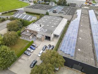 Bedrijfsgebouw van ca. 825 m² met ruime woning te koop op een totale grondoppervlakte van ca. 2.600 m² in Desselgem. Indeling: *...