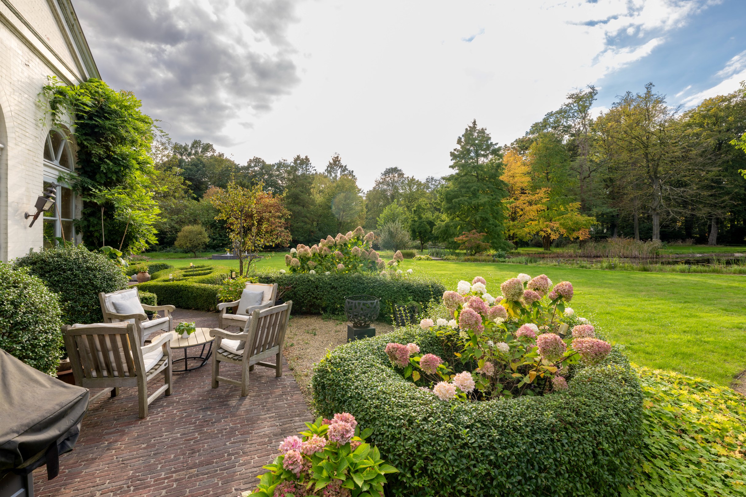 Majestic spacious villa with indoor pool in a park garden of 1.1 hectares. - photo 3