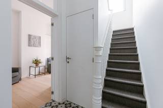 Située au 4 Kunstlaan, cette maison bourgeoise séduit par sa magnifique façade et son caractère authentique, avec notamment de superbes carreaux...