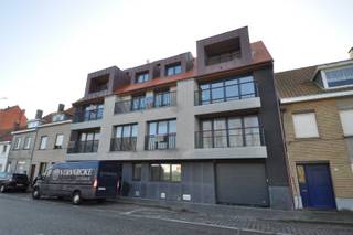 Garagebox gelegen in de Knokkestraat, ter hoogte van de Lidl, in het gebouw residentie Bombay, op 100meter van de zeedijk. De box meet 3 bij 5...