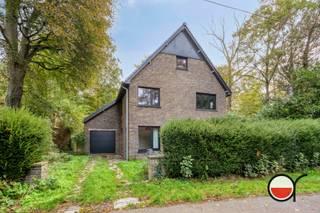 Deze villa is gelegen in een uiterst rustige straat in Sint-Amandsberg, op een perceel van 499 m² en met een bewoonbare oppervlakte van 131 m².<br /><br />Bij het binnenkomen wordt u verwelkomd in de inkomhal, waar u het gastentoilet terugvindt en vanwaar u toegang heeft tot de leefruimte. Dankzij de vele raampartijen geniet u hier vanuit elke hoek van een prachtig zicht op de tuin en wordt de ruimte overspoeld met natuurlijk licht. De open keuken is uitgerust met een kookplaat, koelkast, vaatwasser en oven. Vanuit de keuken heeft u bovendien rechtstreeks toegang tot de garage.<br /><br />Op de eerste verdieping bevinden zich drie slaapkamers en de badkamer, die nog verder dient te worden afgewerkt. Ook de zolder biedt heel wat mogelijkheden en kan, na verdere afwerking, worden ingericht als extra slaapkamers, hobbyruimte of bergruimte. Boven de garage bevindt zich bovendien nog een bijkomende zolderruimte.<br /><br />Rondom de woning ligt een aangename tuin waar u in alle rust en privacy kunt genieten van het groen en de natuur. Dankzij de rustige ligging en de groene omgeving vormt deze woning een ideale plek voor wie op zoek is naar een aangename woonomgeving.<br /><br />De woning werd recent gerenoveerd en beschikt onder meer over nieuwe beglazing en een nieuwe keuken. Daarnaast is ze uitgerust met een Dobiss-domoticasysteem voor de verlichting en de automatische gordijnen. Op de eerste verdieping werd infraroodverwarming voorzien. De badkamer dient nog verder te worden afgewerkt, maar alle benodigde materialen zijn reeds aanwezig in de woning. Ook de elektrische installatie moet nog verder worden afgewerkt en is momenteel bijgevolg niet conform. De woning beschikt over een EPC-label C.<br /><br />Bent u op zoek naar een recent gerenoveerde woning op een uiterst rustige locatie, omgeven door groen en toch vlak bij alle nodige voorzieningen? Dan is deze villa in Sint-Amandsberg zeker een bezoek waard. De ligging in een kleine, rustige straat zorgt voor een aangename woonomgeving, terwijl scholen, winkels en supermarkten zich in de nabije omgeving bevinden. Een ideale opportuniteit voor wie rust, privacy en ruimte wil combineren met de nabijheid van het dagelijkse comfort.<br /><br />Via onderstaande link kan u alle documenten downloaden en uw bezoek inplannen: <br />https://janblockxstraat2.rosseel.be/<br />Indien meerdere keren de vraagprijs wordt geboden op de bezoekdagen behoudt de eigenaar zich het recht om eventueel onder gesloten enveloppe te laten bieden door degene die de vraagprijs boden.