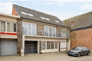 Aangenaam dakappartement met overdekte autostaanplaats, gunstig gelegen pal in het landelijke dorpscentrum van Beerzel (Putte). Dit instapklare...