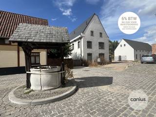 <p><span>NIEUWBOUWWONING MET 3 SLKS OP HET BEGIJNHOF</span></p><p><span>Aan de stadsrand van Sint-Truiden treffen wij op het Begijnhof vier unieke nieuwbouwwoningen aan. De locatie kunnen wij omschrijven als een uiterst rustige locatie met een rijke geschiedenis. Wij bevinden ons op wandelafstand van domein 't Speelhof, het stadspark, het bruisende stadscentrum van Sint-Truiden, diverse supermarkten, ... Ook openbaar vervoer en de belangrijke invalswegen richting Hasselt, Tienen en Gingelom bevinden zich nabij deze woningen.</span></p><p><span> </span></p><p><span>HISTORISCH KARAKTER MET DE LUXE VAN VANDAAG</span></p><p><span>Iedere woning beschikt over drie slaapkamers en zal hoogwaardig afgewerkt worden. Dit met oog voor duurzaamheid &amp; respect voor de historische omgeving. Zo kunnen toekomstige eigenaars genieten van zonnepanelen, vloerverwarming, regenwaterrecuperatie, … Dit alles zorgt ervoor dat men gedurende vijf jaar kan genieten van 50% vrijstelling op het kadastraal inkomen.</span></p><p><span> </span></p><p><span>GENIET VAN 6% BTW, nu ook voor INVESTEERDERS</span></p><p><span>Mogelijkheid tot aankoop aan het verlaagde btw-tarief van 6% in plaats van 21% btw. </span></p><p><span>Voorwaarden:  </span></p><p><span> </span></p><p><span>Eigen bewoning:</span></p><p><span>* Je koopt de woning persoonlijk aan, niet via een vennootschap</span></p><p><span>* Dit wordt je enige eigen woonst gedurende minstens 5 jaar.</span></p><p><span>* De bewoonbare oppervlakte bedraagt maximaal 175m²</span></p><p><span> </span></p><p><span>Investeerders: Ook investeerders genieten van 6% btw bij de aankoop van een onroerend goed als men deze langdurig (minstens 15 jaar) verhuurd aan particulieren. </span></p><p><span><br /></span><span>WONEN IN EEN UNIEKE SETTING WAAR VERLEDEN &amp; TOEKOMST ELKAAR ONTMOETEN</span><span><br />Nieuwsgierig naar dit knap nieuwbouwproject? Maak snel een afspraak of vraag maar informatie aan bij één van de medewerkers van Canius Real Estate. U kan ons bereiken op het nummer 011 74 12 36 of <span>info@canius.be</span></span><span>.</span></p><p><span> </span></p><p><span>*Deze gegevens zijn louter ter informatieve titel. De vermelde oppervlaktes zijn slechts indicatie. Canius Real Estate kan niet verantwoordelijk gesteld worden voor de juistheid van de aan haar verstrekte gegevens.</span></p><p><span> </span></p>