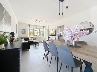 Welkom in op de Kaulillerweg te Bocholt.<br /><br />Het appartement ligt op de eerste verdieping, er is een lift aanwezig.<br /><br />De inkomhal die zeer centraal gelegen is geeft toegang tot alle ruimtes. Zowel de woonkamer, badkamer, slaapkamer en toilet kan u via hier bereiken. De keuken sluit aan op de woonkamer, waar je ook het terrasje terug zal vinden. <br /><br />Het appartement is recent volledig gerenoveerd. De eigenaar heeft dit met veel zorg en oog voor detail gedaan. Zo zijn er reeds lamellen en verlichting voorzien in alle ruimtes.<br /><br />In de kelder heb je nog plaats om je auto te parkeren en is er nog een kelderberging voorzien.<br /><br />VRIJ VANAF 01 OKTOBER 2026<br />GEMEENSCHAPPELIJKE KOSTEN: € 75,-.<br /><br />Wil je graag in Bocholt (blijven) wonen? Neem gerust contact op via ERA IMPACT. Jessica helpt je graag verder.