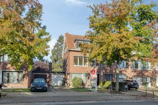 Op zoek naar een ruime woning op een absolute toplocatie? Dit huis te koop op de Laarsebaan te Merksem biedt een unieke combinatie van ruimte, licht en potentieel. Deze quasi halfopen bebouwing staat op een leuk perceel met een gevelbreedte van circa 9,5 meter, wat zorgt voor een goede lichtinval en een brede tuin.<br /><br />Bij het betreden van het huis komt u in de inkomhal met toegang tot de kelder en een apart gastentoilet. De sfeervolle leefruimte op parketvloer staat in directe verbinding met de gezellige keuken. De aangrenzende veranda baadt in het natuurlijk licht en biedt zicht op de zonnige tuin. Vanuit de veranda heeft u tevens toegang tot de ruime garage met sectionale poort.<br /><br />Op de eerste verdieping bevinden zich 3 volwaardige slaapkamers. Hier is er ook de mogelijkheid om een extra badkamer of praktische wasplaats in te richten (toilet reeds aanwezig). De tweede verdieping herbergt een royale vierde slaapkamer met directe toegang tot een ingerichte badkamer met ligbad, lavabo en toilet, alsook een handige vijfde, kleinere kamer. Ook boven werd de stijlvolle parketvloer doorgetrokken. <br /><br />In het huis is al hard gewerkt: bepleistering, schilderwerken, elektriciteit, garagepoort en rioleringen werden aangepakt, de binnendeuren zijn stijlvol strak afgewerkt zonder omlijsting en het dak werd geïsoleerd. Verder beschikt het huis over dubbele beglazing en centrale verwarming op gas via een condensatieketel. Wel vergt het huis nog verdere afwerking om het volledig naar eigen smaak in te richten. <br /><br />Bijzonderheden:<br />- Gegeerde locatie op de Laarsebaan te Merksem<br />- Royale gevelbreedte van ca. 9,5 meter met brede en zonnige tuin<br />- Ruime garage met sectionale poort<br />- Mogelijkheid tot het creëren van 2 badkamers<br /><br />Dit pand is gelegen in een uiterst geliefde buurt in Merksem. Winkels, scholen, openbaar vervoer en groene parken bevinden zich allemaal op wandelafstand. Een ideale kans voor wie wil investeren op een toplocatie!<br /><br />Bent u geïnteresseerd om dit vastgoed te kopen in Merksem? Aarzel dan niet om ons te contacteren. Het Dewaele vastgoedkantoor van Merksem te Lambrechtshoekenlaan 183 staat graag tot uw dienst. Had u graag een gratis schatting van uw eigendom via ons immokantoor? Bel ons voor een vrijblijvend gesprek of mail naar maxime.weyler@dewaele.com.<br /><br />Bestuursmaatregelen in het maatregelenregister: nee