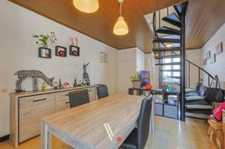 <p>In de Bruanestraat in Roeselare vinden we deze charmante, instapklare woning. De rustige ligging en praktische indeling maken dit pand een fijne thuis voor wie op zoek is naar comfortabel wonen. Dankzij de nabijheid van diverse voorzieningen geniet je hier van een vlot bereikbare ligging. <br /><br />De woning beschikt over een ruime woonkamer met aansluitend een functionele keuken en badkamer voorzien van aansluiting voor wasmachine. Op de eerste verdieping vinden we twee slaapkamers. De zolder met vaste trap biedt toegang tot extra bergruimte.<br />Verder beschikt deze woning over een zuidoost gerichte tuin met terras. <br /><br />Interesse? Neem contact op met Vanthuyne Vastgoed en plan je bezoek!</p>