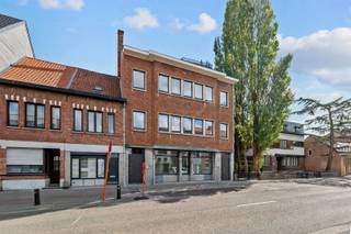 <p><span>Instapklaar duplex appartement te huur in hartje Mol.</span></p><p><span> </span></p><p><span>In het centrum van Mol, aan de Rozenberg, bieden we dit volledig gerenoveerde duplex appartement met 3 slaapkamers en 2 badkamers aan de achterkant van het gebouw op de eerste verdieping aan. </span></p><p><span>Het appartement combineert modern comfort met een lichtrijke en ruime indeling  ideaal voor wie een eigentijdse en praktische woonplek zoekt op wandelafstand van winkels, horeca en openbaar vervoer.</span></p><p><span> </span></p><p><span>De leefruimte is royaal en baadt in natuurlijk licht. </span></p><p><span>De semi-open keuken sluit hier mooi op aan en vormt het kloppend hart van de woning, perfect voor wie graag gezellig kookt en samen tafelt. Vanuit de woonkamer heb je rechtstreeks toegang tot het gezellige terras, waar je kan genieten van rust in het centrum.</span></p><p><span> </span></p><p><span>Op de bovenverdieping bevinden zich drie slaapkamers, waarvan één met lavabo en ligbad. </span></p><p><span>Daarnaast is er een aparte badkamer met lavabo en douche en een ruime nachthal, ideaal om extra kasten te plaatsen.</span></p><p><span> </span></p><p><span>Kortom: een instapklaar, energiezuinig en ruim duplex appartement in het centrum van Mol, waar comfort, licht en bereikbaarheid hand in hand gaan.</span></p><p><span> </span></p><p><span>Verder is er een gezamenlijke fietsenstalling voorzien, geniet het appartement van een zeer gunstige EPC-waarde, en zijn er geen gemeenschappelijke kosten.</span></p><p><span> </span></p>
