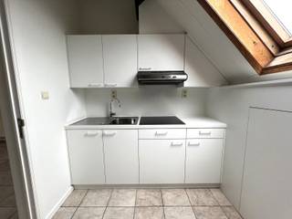 Handelsruimte met 2 appartementen en ruime parkeergelegenheid.Dit veelzijdige eigendom omvat een handelsruimte op het gelijkvloers met daarboven twee...